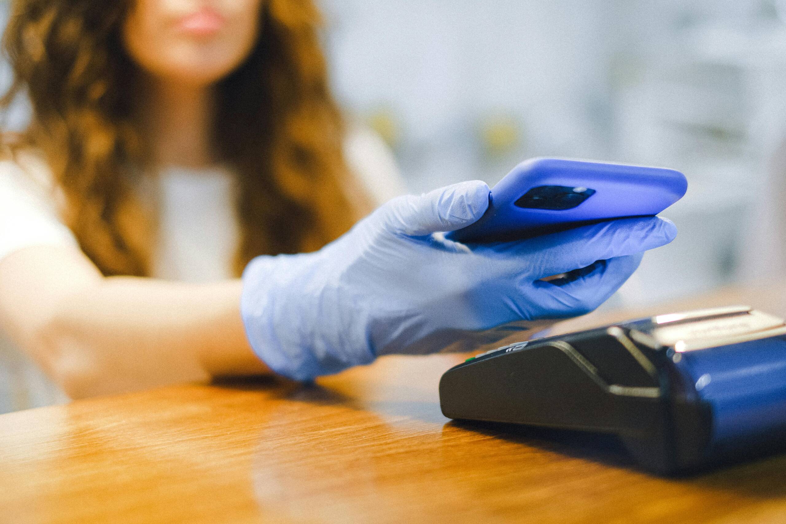 Kostenloses Stock Foto zu bargeldlos, blaue handschuhe, bluetooth